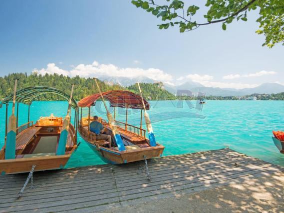 Am Bezaubernden bleder See im Juni