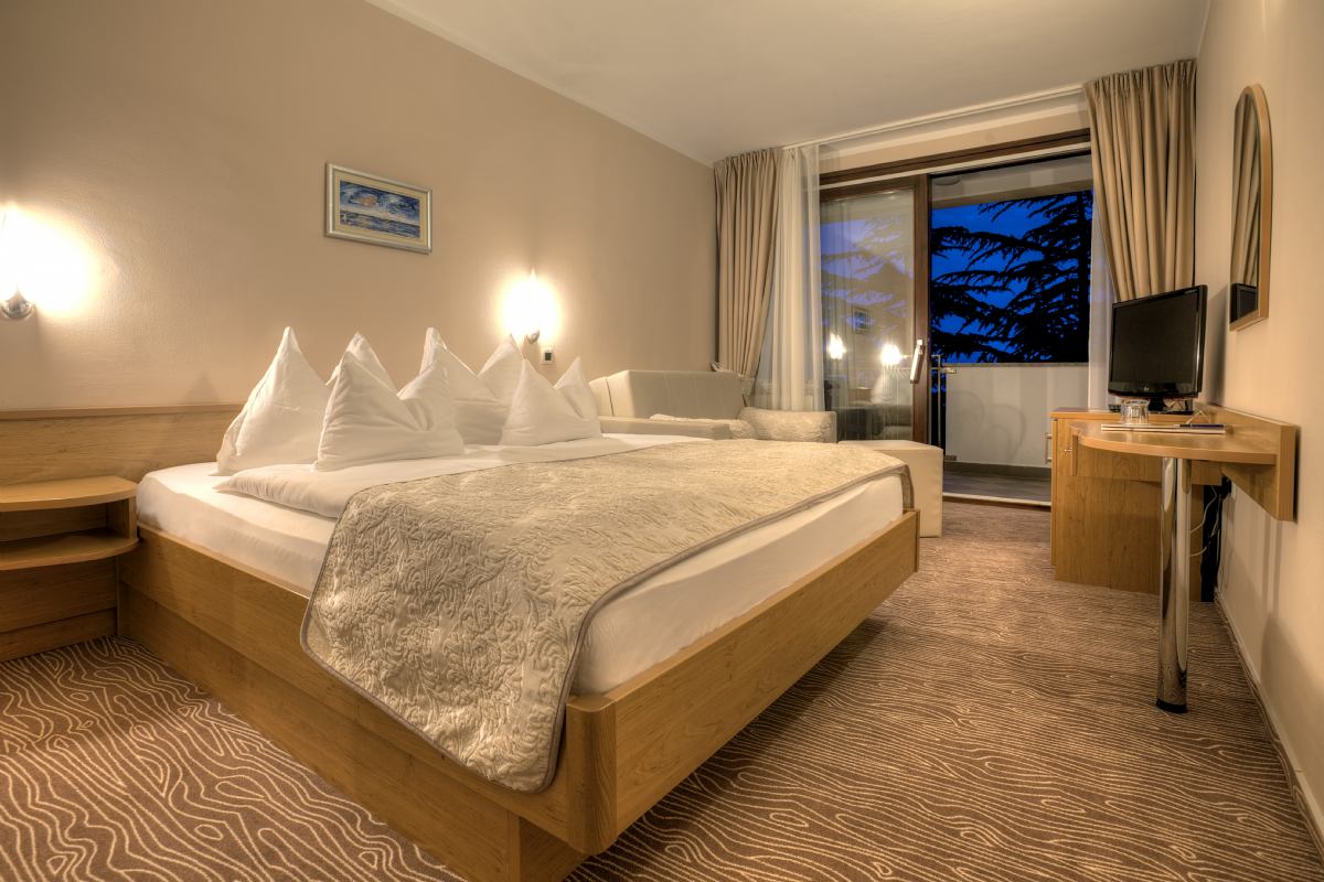 Double room. Дабл рум. Отель Малин в Хорватии. Номер отель у моря две кровати